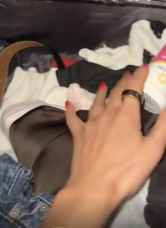 崩！毛孩子偷偷塞了件东西全网都被暖哭了…AG真人百家家乐平台出差打开行李箱直接泪