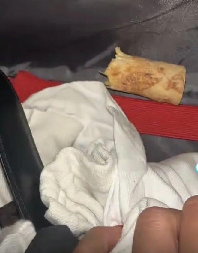 崩！毛孩子偷偷塞了件东西全网都被暖哭了…AG真人百家家乐平台出差打开行李箱直接泪(图2)